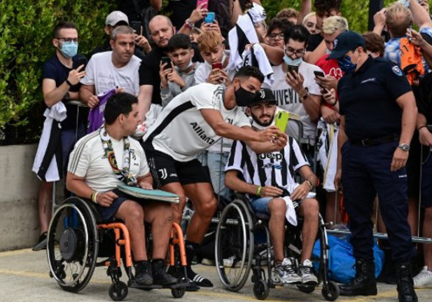 Cristiano Ronaldo kehrt ins Team zurück, um seine Freundlichkeit zu zeigen und enthüllt, dass Juventus beschlossen hat, ihn zu behalten
